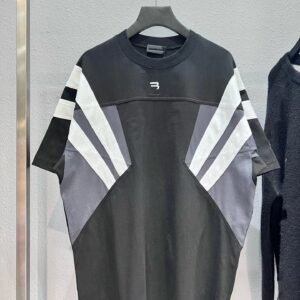 Balenciaga Sporty Shirt
1 colorways