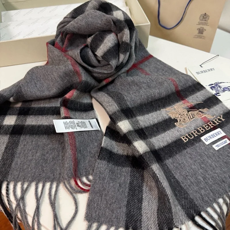 Louis Vuitton LV
Cashmere Scarf Best Quality