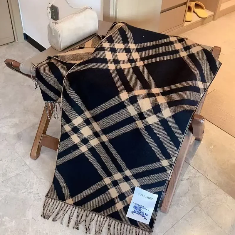 Burberry Scarfs
( 35+ colors )