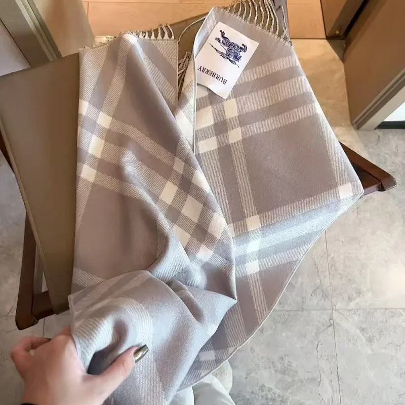 Burberry Scarfs
( 35+ colors )