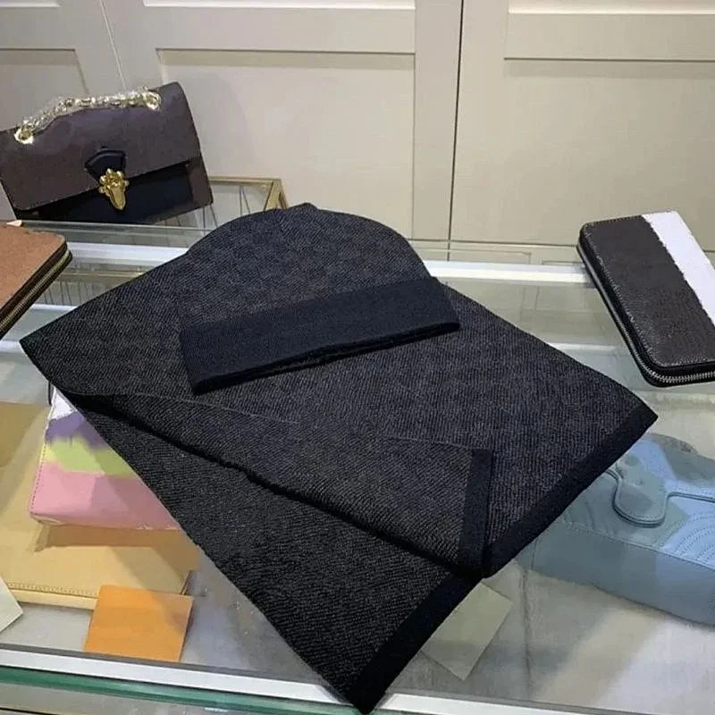 Louis Vuitton (LV)
Beanies & Scarfs
(8+ colors )