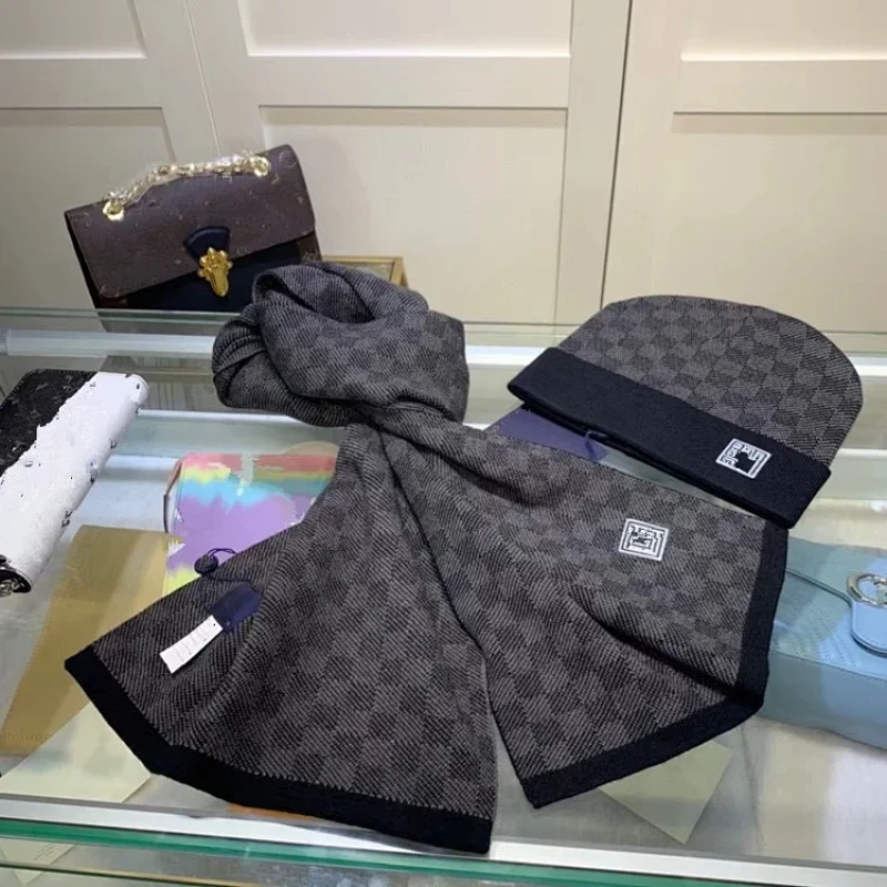 Louis Vuitton (LV)
Beanies & Scarfs
(8+ colors )