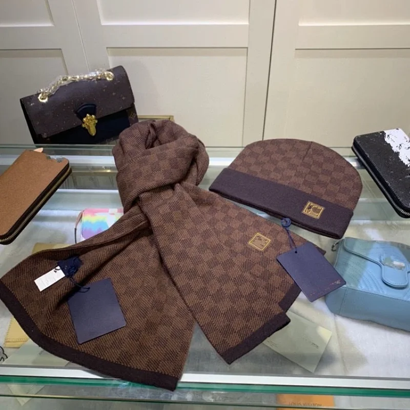 Louis Vuitton (LV)
Beanies & Scarfs
(8+ colors )